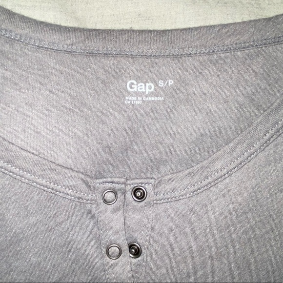 🎈$5 Find! GAP Grey tshirt. Long sleeve snap up front. - Picture 2 of 6